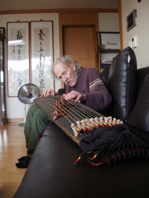 Alan Heyman still enjoys playing his12-string gayageum, which is carved outof a single piece of paulownia wood andis nearly 50 years old.