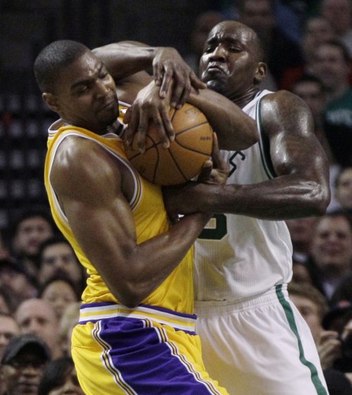 Boston Celtics center Kendrick Perkins, right, tussles for the ball with Los Angeles Lakers center Andrew Bynum during the first quarter of an NBA basketball game in Boston, Thursday. (AP-Yonhap News)