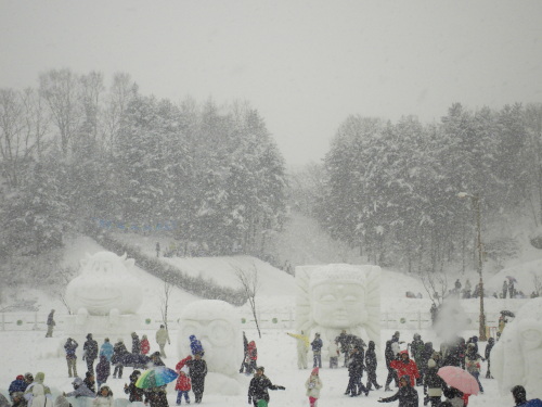 People enjoy the snow at the 17th Daegwallyeong Snow Festival, 2009. (Daegwallyeong Snow Festival Committee)