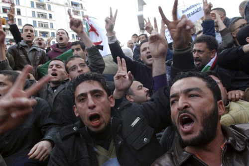 Algerian protesters chant slogans during a demonstration in Algiers, Algeria, Saturday. Thousands of people defied a government ban on demonstrations and poured into the Algerian capital for a pro-democracy rally Saturday, a day after weeks of mass protests toppled Egypt's authoritarian leader. (AP-Yonhap News)