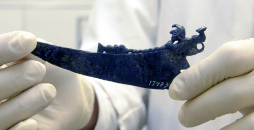In this Feb. 7 photo released by Yale University, Gabriel Prieto, a third-year doctoral student in archaeology at Yale University and originally from Peru, holds an Incan bronze knife in a laboratory at the university in New Haven, Connecticut. (AP-Yonhap News)