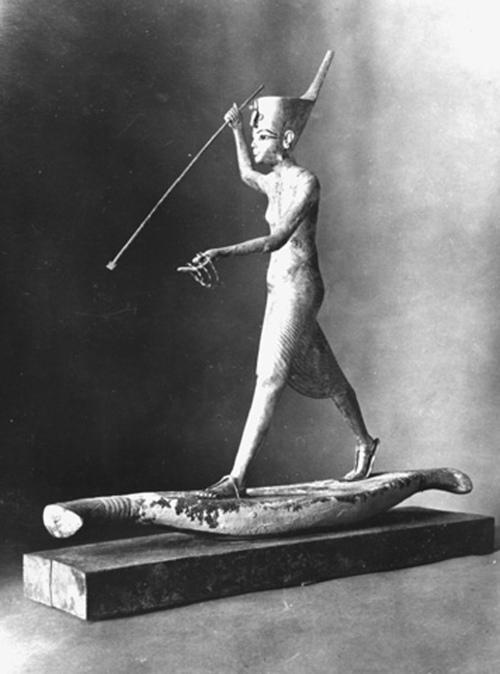 This undated photo released by the Egyptian Ministry of Antiquities shows a gilded wooden statue of King Tutankhamun harpooning. (AP-Yonhap News)