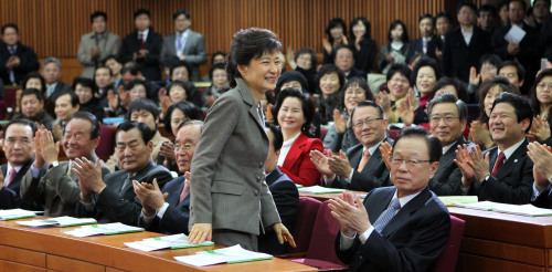 Rep. Park Geun-hye, former chairwoman of the ruling Grand National Party, responds to applause at a forum at the National Assembly last week. (Yonhap News)