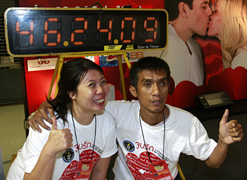 Laksana Tiranarat, left, and husband Ekkachai pose after winning the World's Longest Continuous Kiss contest and set a new record at 46.24.09 hours in Pattaya, southeastern Thailand Tuesday, Feb. 15, 2011. (AP-Yonhap News)