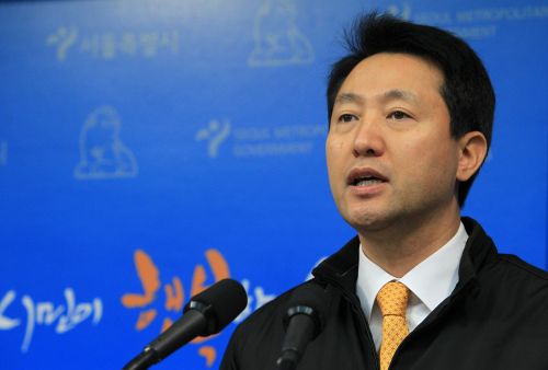 Seoul Mayor Oh Se-hoon holds a news conference Tuesday. (Yonhap News)