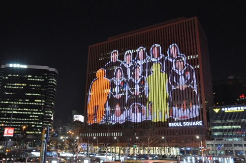The wall of Seoul Square shows a scene from “With or Without you” by Mioon (Gana Art Center)