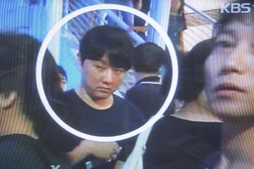 North Korean leader Kim Jong-il’s second son Jong-chol was seen at an Eric Clapton concert in Singapore on Monday, as depicted in this video clip grab released by KBS on Tuesday. (Yonhap News)