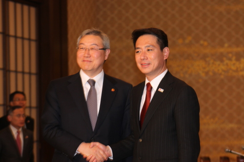 Kim Sung-hwan, South Korean foreign minister (left), and his Japanese counterpart Seiji Maehara shake hands before their meeting in Tokyo on Wednesday. (Yonhap News)