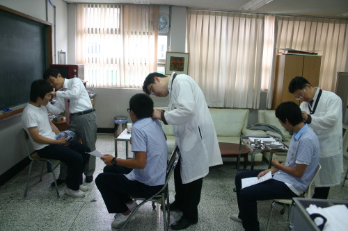 Students receive “geumyeonchim,” acupuncture to quit smoking. (Association of Korean Oriental Medicine)