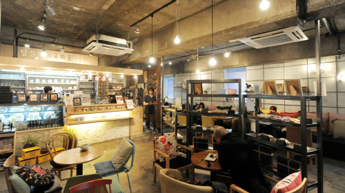 Located in Seorae Village, Damjang Yeop-e Gukhwa Kkot attracts a young crowdwith its quaint yet spacious and modern vibe. (Ahn Hoon/The Korea Herald)