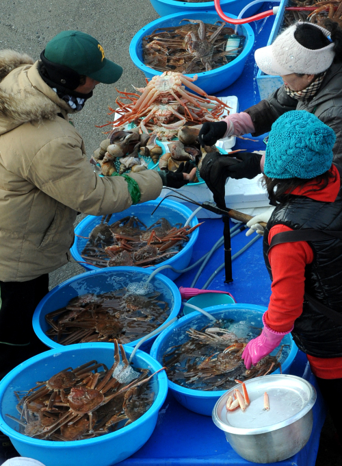 Jumunjin’s fish market is one of just a handful of spots that remain untouched by modernization. (Park Hyun-koo / The Korea Herald)