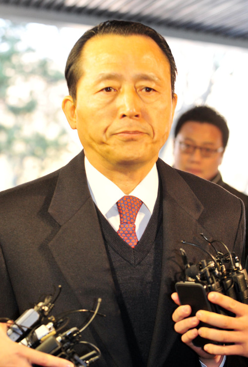 GRA FT SCANDAL — Chang Soo-man, former commissioner of the Defense Acquisition Program Agency, appears at the Seoul Eastern District Prosecutors’ Office on Friday for questioning over suspicions that he accepted bribes from Daewoo Engineeringand Construction in exchange for business favors.(Kim Myung-sub/The Korea Herald)