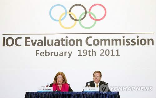 Gunilla Lindberg (L) and Gilbert Felli (R) of the International Olympic Committee's on-site evaluation team attend a news conference in PyeongChang on Saturday after winding up their inspection of the city's bid for the 2018 Winter Olympics. (Yonhap News)