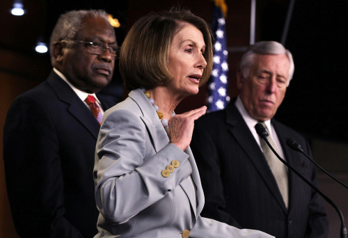 U.S. House Minority Leader Rep. Nancy Pelosi (center) speaks as House Minority Whip Rep. Steny Hoyer (right), and Assistant Minority Leader of the House Rep. James Clyburn listen during a news conference Friday on Capitol Hill in Washington, D.C. (AFP-Yonhap News)