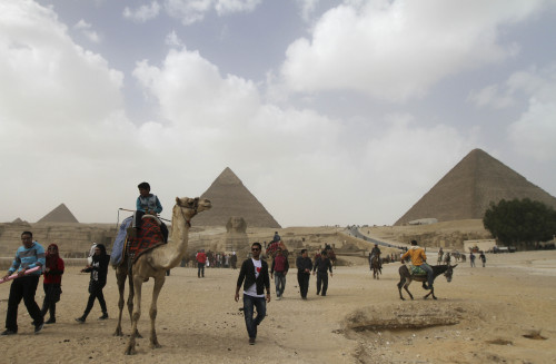Some of the few dozen tourists touring the monuments at the Giza pyramids on the outskirts of Cairo, Egypt, Feb. 20. (AP-Yonhap News)