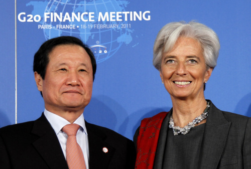 Finance Minister Yoon Jeung-hyun (left) poses with French Economy Minister Christine Lagarde before a meeting of G20 finance ministers and central bank governors in Paris on Saturday. (AFP-Yonhap News)