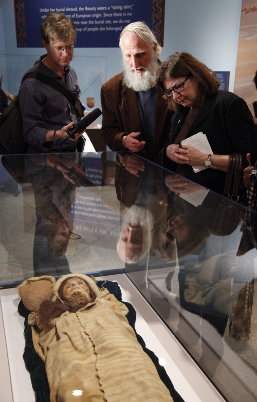 Professor victor H. Mair (center) of Pennsylvania University introduces a 3,800-year-old mummy during and exhibition featuring archeological findings in northwest China's xinjiang Uygur Autonomous Region at the museum of Pennsylvania University in Philadelphia, Feb. 18. (Xinhua-Yonhap News)