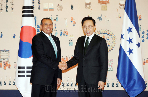 President Lee Myung-bak shakes hands with Honduran President Porfirio Lobo prior to their talks at Cheong Wa Dae on Monday. (Chung Hee-cho/The Korea Herald)