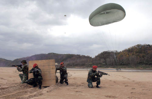 Special troops belonging to the Air Force’s Combat Control Team conduct an exercise. (Air Force)