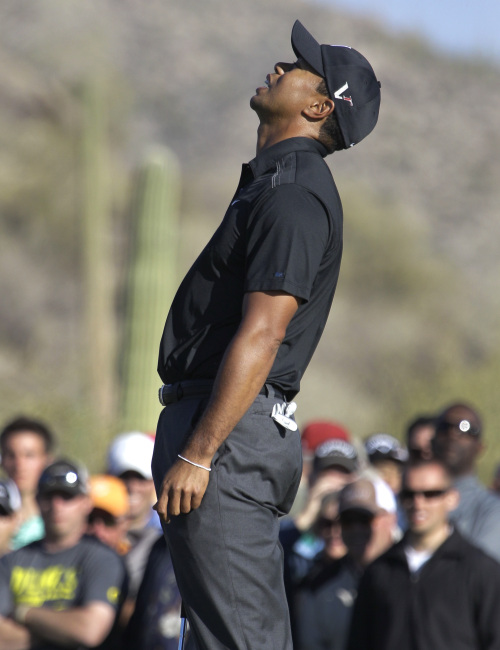 Tiger Woods reacts after missing a putt on the 17th green. (AP-Yonhap News)