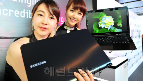 Models show Samsung Electronics’ new super-slim laptop computers Thursday. (Kim Myung-sub/The Korea Herald)