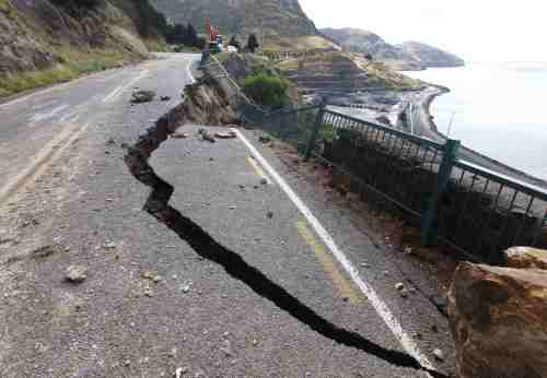Part of a road between Lyttelton and Sumner is damaged by Tuesday's earthquake on the outskirts of Christchurch, New Zealand, Thursday, Feb. 24, 2011. The magnitude-6.3 temblor collapsed buildings, caused extensive other damage and killed dozens of people in the city. (AP-Yonhap)