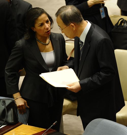 Susan E. Rice, US Permanent Representative to the United Nations, confers with UN Secretary General Ban Ki-moon before The United Nations Security Council vote on Feb. 26 in New York on a resolution on peace and security in Africa. (AFP-Yonhap News)