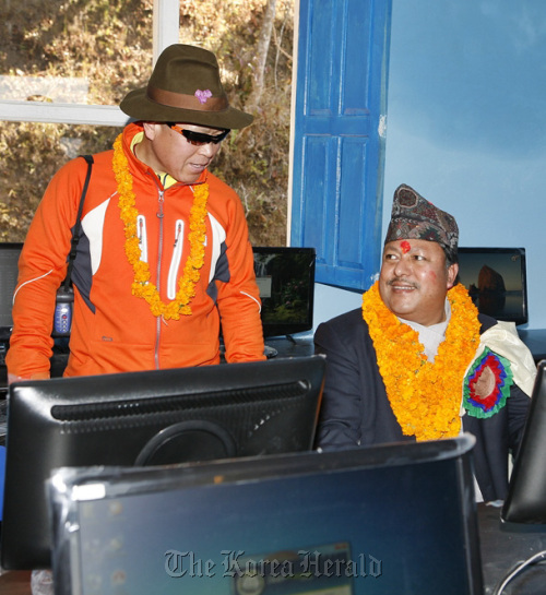 Um Hong-gil (left) tours a computer room at the second school built by the Um Hong-gil Human Foun­dation in the hinterlands of Nepal on Thursday. (Yonhap News)