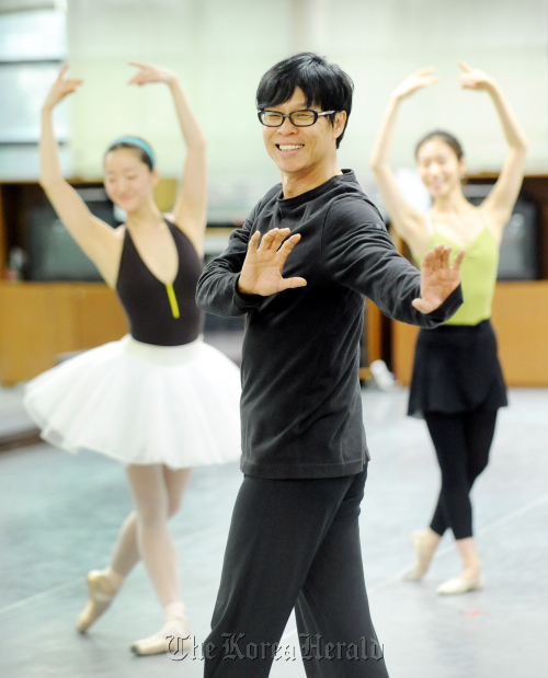 James Jeon, artistic director at the Seoul Ballet Theater, leads his pupils through a ballet movement during a practice in Gwacheon, Gyeonggi Province. (Park Hyun-koo/The Korea Herald)
