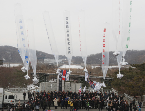 North Korean refugee groups fly leaflets to North Korea. (Yonhap News)