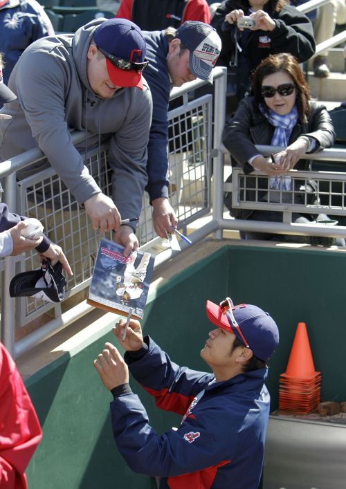 Cleveland Indians right fielder Choo Shin-soo signs autographs before a spring training game on Sunday. (AP-Yonhap News)