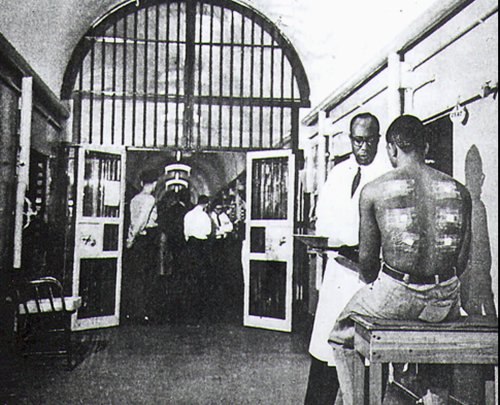 In this Feb, 1966 picture, Solomon McBride, second right, a medical administrator of Holmesburg Prison's human research, questions a test subject at the facility in Philadelphia. The prison made extensive use of inmates for medical experiments. Shocking as it may seem, government doctors once thought it was fine to experiment on disabled people and prison inmates. (AP-Yonhap)