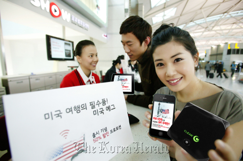 A model introduces KT Corp.’s Egg device at Incheon International Airport on Tuesday. (KT Corp.)