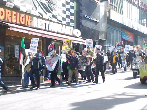 Protestors march along a street in Itaewon toward the Libyan Embassy to demand the ouster of Libyan leader Moammar Gadhafi. (Paul Kerry/The Korea Herald)