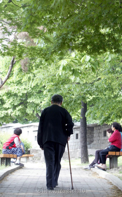 Senior citizens at a park in Seoul    (Kim Myung-sub/The Korea Herald)