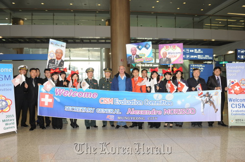 CISM Secretary General Alexandre Morisod (center) of the evaluation committee is welcomed by Mungyeong officials and citizens and local military officers. The committee is to assess the city candidacy for the CISM Military World Games 2015.  (Mungyeong City)