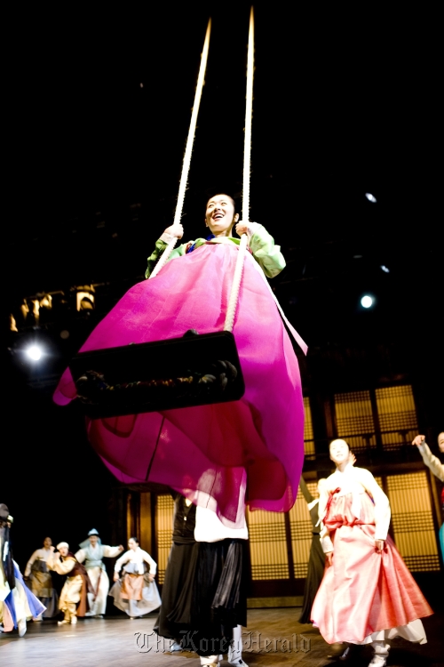 Chunhyang rides a swing during the performance of “Miso.”    (Chongdong Theater)