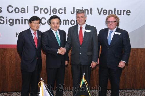 KORES CEO Kim Shin-jong (second from left) shakes hands with Continental Coal CEO Don Turvey after signing a $13.8 million deal to buy a stake in a bituminous coal mine in Vlakplaats, South Africa, in October. (KORES)
