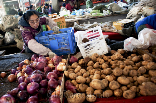 Vendors sell vegetables at a produce market in Beijing. (Bloomberg)