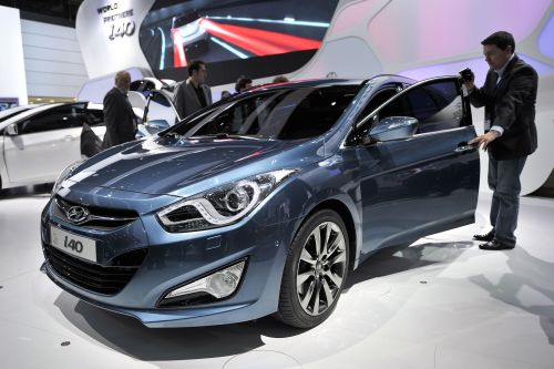 A visitor takes a close look at a Hyundai i40 unveiled at the carmaker’s booth at the Geneva motor show. (AFP-Yonhap News)
