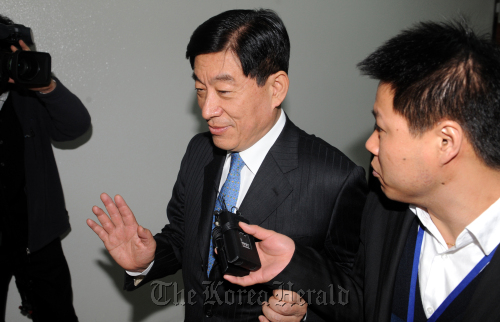 National Intelligence Service chief Won Sei-hoon (left) refuses to answer reporters’ questions as he enters a meeting of the National Assembly’s Intelligence Committee Friday. (Yang Dong-chul/The Korea Herald)