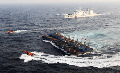 Chinese fishing boats bind together to resist a crackdown by the South Korean Coast Guard in the West Sea in December last year. (Yonhap News)