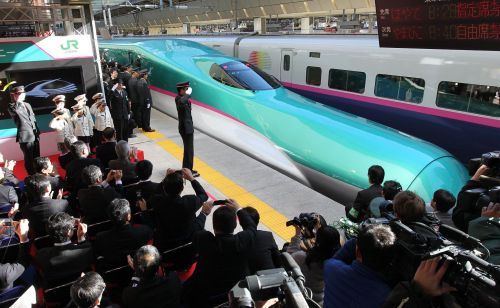 Japan’s new bullet train “Hayabusa” or Falcon leaves from the Tokyo station after a departure ceremony on Saturday. (AFP-Yonhap News)
