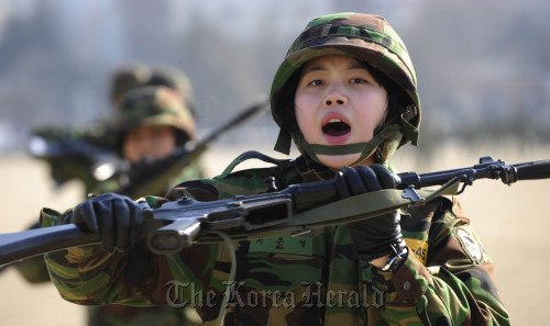 A female ROTC cadet takes part in a bayonet drill in Seongnam, Gyeonggi Province, last week. (Park Hae-mook/The Korea Herald)
