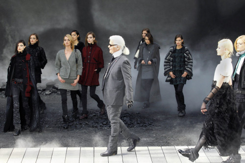 German designer Karl Lagerfeld appears at the end of Chanel’s Fall-Winter ready-to-wear 2012 fashion collection, presented in Paris, Tuesday. (AP-Yonhap News)
