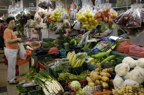 A shopper buys vegetables at a wet market in Singapore. (Bloomberg)