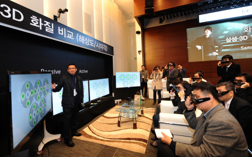 A Samsung Electronics official explains 3-D TV technology to the local press at its headquarters in southern Seoul on Tuesday. (Samsung Electronics)