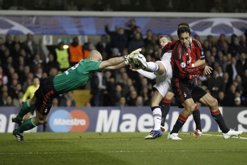 Tottenham’s Rafael Van der Vaart (center) attempts a shot on goal against AC Milan. (AP-Yonhap News)