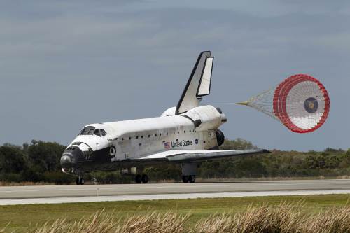 Space shuttle Discovery lands at the Kennedy Space Center in Cape Canaveral, Florida, Wednesday. (AP-Yonhap News)