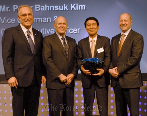 LG Chem vice chairman Peter Bahnsuk Kim (third from left) poses with executives of General Motors at a ceremony to celebrate the company’s winning an award from the U.S. automaker in Detroit, Michigan, on Saturday.  (LG Chem)